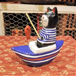 ネコ 置物 ボート釣り ボーダーネコ ボートで釣りするネコ ブルー 青いボードのネコ