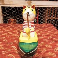 ネコ 置物 ボート釣り ボーダーネコ ボートで釣りするネコ グリーン 緑色ボードのネコ