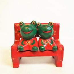 カエル 置物 ベンチに座る カエルカップル アジアン雑貨 木彫り 可愛い アニマル ペアベンチ