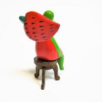 カエル 置物 可愛い 木彫り アニマル 座る オブジェ フルーツアニマル イチゴ