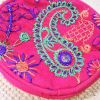 ポーチ アラウンドミラーポーチ ピンク 丸形 カラビナ付 ミラー刺繍 インド製