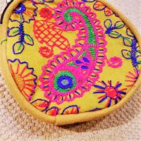 ポーチ アラウンドミラーポーチ イエロー 丸形 カラビナ付 ミラー刺繍 インド製