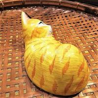 ネコ 置物 オブジェ 眠りねこ トラネコ イエロー インドネシア 木彫り アニマル インテリア雑貨