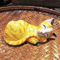 ネコ 置物 オブジェ 眠りねこ トラネコ イエロー インドネシア 木彫り アニマル インテリア雑貨